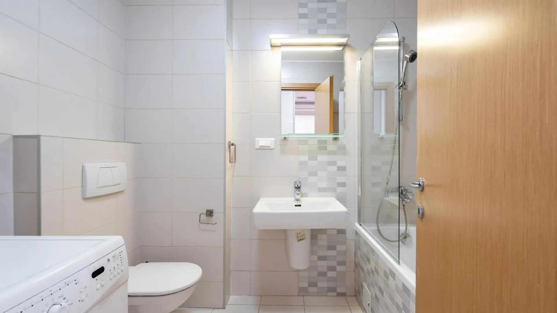 Lazynest - Modern Apartment With Parking & Balcony Bucharest